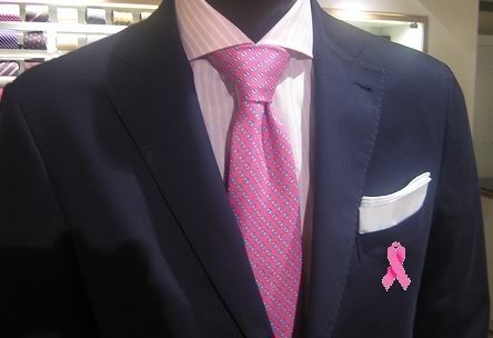 imagen caballero luciendo lazo rosado a favor de la prevención contra el cáncer de mama.