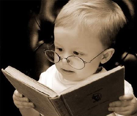 Bebé indagando en libros.