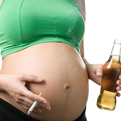 embarazada ingiriendo alcohol y fumando, por el bien del bebé NO realizar estas conductas.